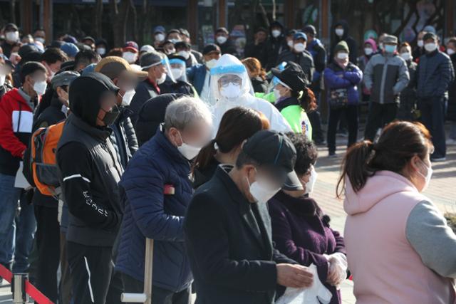 17일 오전 서울 구로역 광장에 마련된 코로나19 임시선별검사소에서 외국인 등이 검체 검사를 받기 위해 줄을 서 있다. 뉴스1