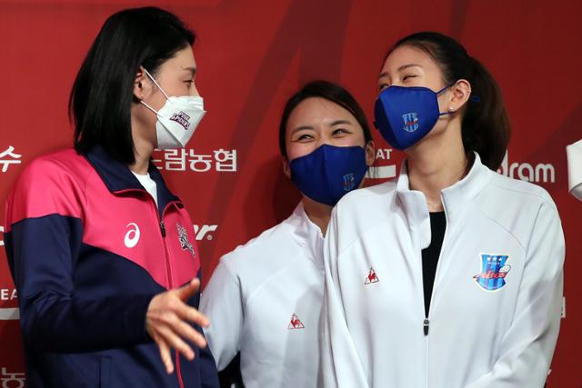 흥국생명 김연경(왼쪽부터), IBK기업은행 표승주, 김수지가 18일 서울 강남구 호텔리베라에서 열린 도드람 2020-2021 V-리그 여자부 포스트시즌 미디어데이에서 기념촬영 전 대화하고 있다. 정규리그를 2위로 마친 흥국생명과 3위 기업은행은 20일 인천 계양체육관에서 플레이오프 1차전을 벌인다. 뉴시스