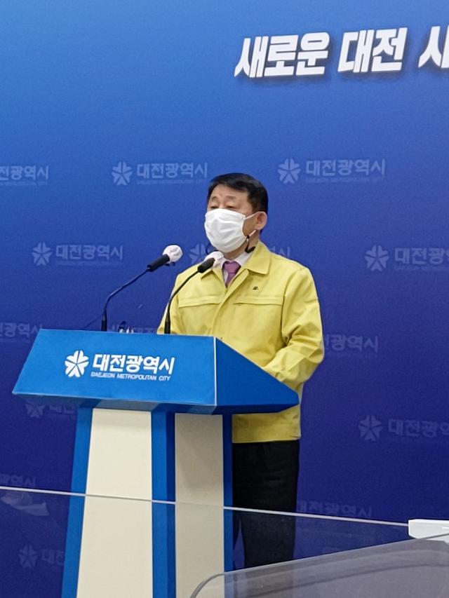 서철모 대전시 행정부시장이 18일 대전시청 브리핑룸에서 옛 충남도청사 리모델링 공사 관련 감사결과를 발표했다. 서 부시장은 이 자리에서 담당 공무원들이 건축법 등 각종 법규를 위반한 채 사업을 강행했음을 인정했다. 최두선 기자