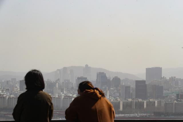 지난 16일 서울 성동구 응봉산에서 바라본 한강변 아파트 단지 모습. 연합뉴스