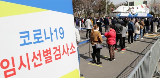 17일 오전 경기 안산시 단원구 외국인주민지원본부 옆 임시선별검사소에서 시민들과 외국인 노동자들이 신종 코로나바이러스 감염증(코로나19) 검사를 위해 줄 서 있다. 뉴스1