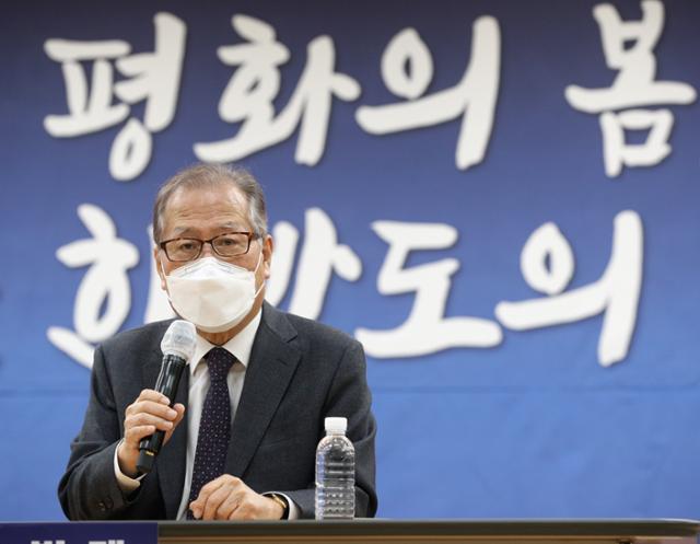 정세현 민주평화통일자문회의 수석부의장이 3일 오전 서울 여의도 이룸센터에서 열린 다시 평화의 봄, 새로운 한반도의 길 세미나에서 기조 발제를 하고 있다. 뉴스1