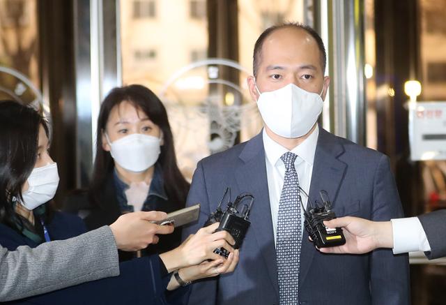 (김영헌 행정안전부 감사관이 19일 서울 서대문구 국가수사본부를 찾아 신도시 투기 의혹이 확인된 지방자치단체 공무원과 지방공기업 직원 총 23명에 대한 수사 의뢰에 앞서 취재진의 질문에 답하고 있다. 뉴시스