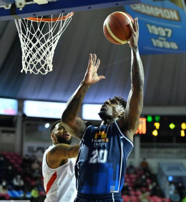 전주 KCC 라건아(오른쪽)가 20일 울산 현대모비스와의 경기에서 슛을 시도하고 있다. KBL 제공