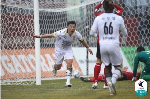 전남 이종호가 골을 넣은 뒤 환호하고 있다. 프로축구연맹 제공.