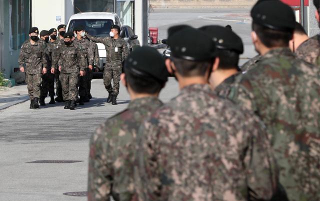 군 장병의 외출 통제가 부분적으로 해제된 지난해 4월 강원 화천군의 한 거리가 장병들로 붐비고 있다. 연합뉴스