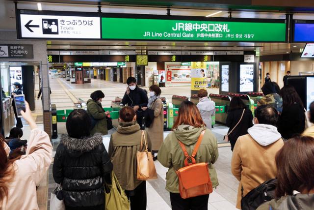 20일 미야기현 앞바다에서 지진이 발생해 도호쿠신칸센 등 동북지역 철도가 일시 운행을 중단했다. 당시 미야기현 센다이의 한 철도역에서 열차 운행을 기다리는 시민들이 모여 있다. 이날 대부분 열차가 밤 10시~자정 사이에 운행을 재개했다. 교도 AP 연합뉴스