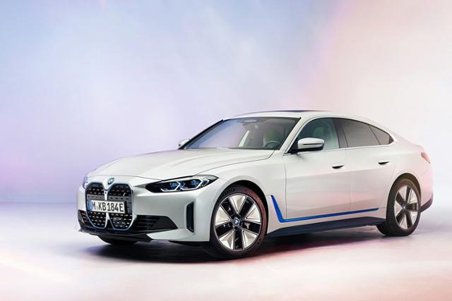 BMW가 2020년 실적 발표와 함께 4도어 쿠페 스타일의 전기차 'BMW i4'를 공개했다.