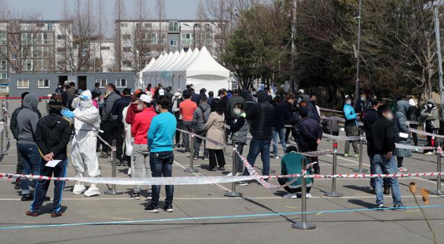 16일 오후 경기 김포시 통진읍 통진공영주차장에서 외국인 노동자들이 신종 코로나바이러스 감염증(코로나19)검사를 기다리고 있다. 정부는 이날 수도권 특별방역대책으로 외국인 근로자를 1명 이상 고용한 고용주와 외국인 근로자 대상 진단검사 의무화를 시행한다고 밝혔다. 뉴스1