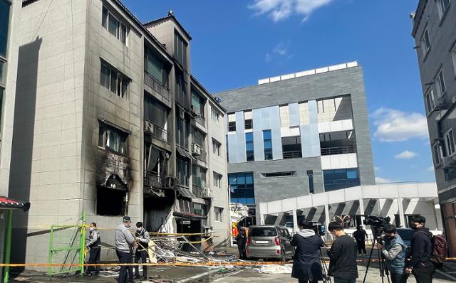 22일 오전 화재가 발생한 강원 횡성군의 주택 출입이 통제되고 있다. 소방당국에 따르면 폭발은 1층에서 일어났으며 주민 1명이 숨지고 4명이 다쳤다. 연합뉴스