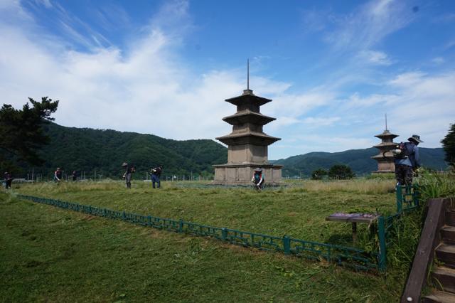 경북도가 문화재 돌봄사업으로 경주 감은사지 석탑에서 예초작업을 하고 있다. 경북도 제공