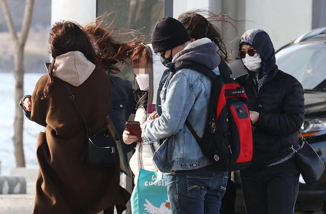 강풍이 불며 다소 쌀쌀한 날씨를 보인 21일 오후 서울 반포한강공원에서 시민들이 버스를 기다리고 있다. 연합뉴스