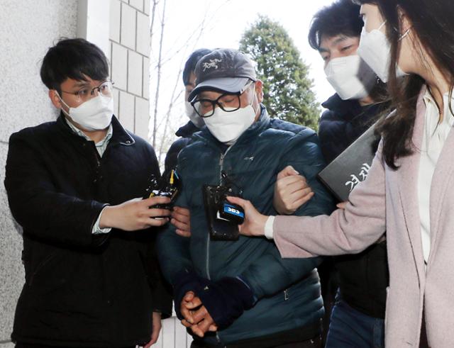 인천 한 초등학교 앞 어린이보호구역(스쿨존)에서 초등학생을 치어 숨지게 한 화물차 운전기사 A씨가 22일 오후 구속 전 피의자 심문(영장실질심사)을 받기 위해 인천 미추홀구 인천지방법원으로 들어서고 있다. 연합뉴스