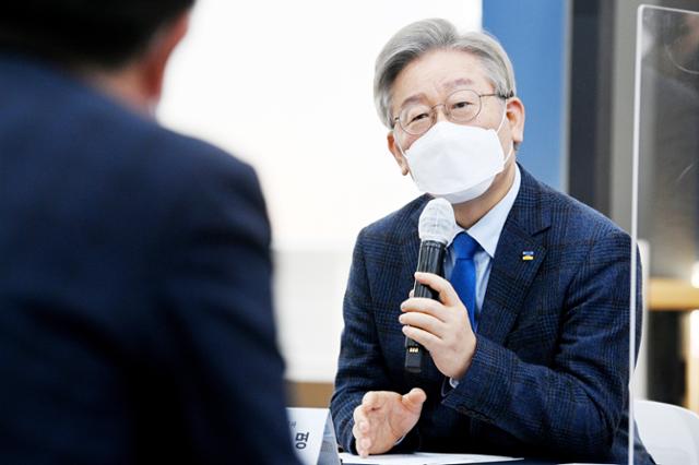 이재명 경기지사가 16일 오전 경기 수원시 영통구 GH 기본주택 홍보관에서 열린 현장 간담회에서 발언하고 있다. 뉴스1