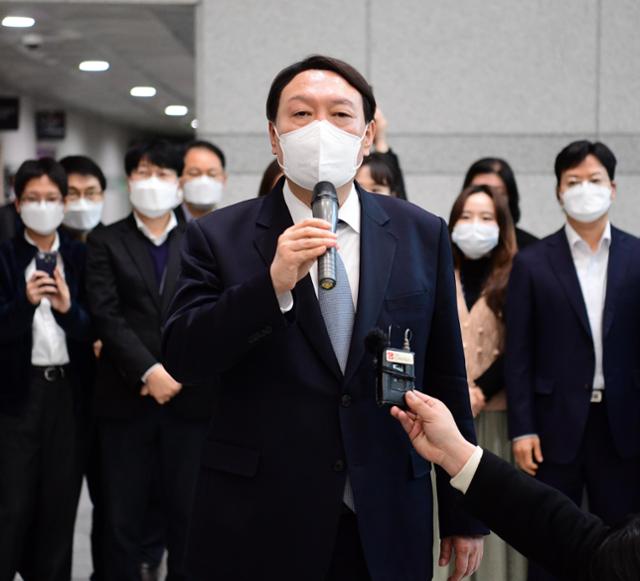 윤석열 검찰총장이 4일 오후 서울 서초구 대검찰청에서 사퇴한 뒤 청사를 떠나며 인사말을 하고 있다. 연합뉴스