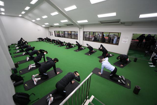 한국 축구대표팀이 일본 요코하마의 닛빠스 미츠자와 스타디움에서 스트레칭 하고 있다. 대한축구협회 제공