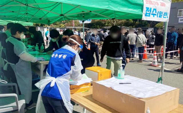 22일 경남 거제시 대우병원에 설치된 선별진료소에서 대우조선해양 직원들의 코로나19 검사가 진행되고 있다. 경남=뉴스1