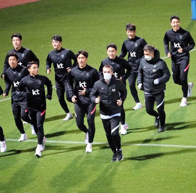 파울루 벤투 감독이 이끄는 한국 축구대표팀이 22일 일본 오후 일본 가나가와(神奈川)현 요코하마(橫浜)시의 한 경기장에서 훈련을 하고 있다. 요코하마=연합뉴스