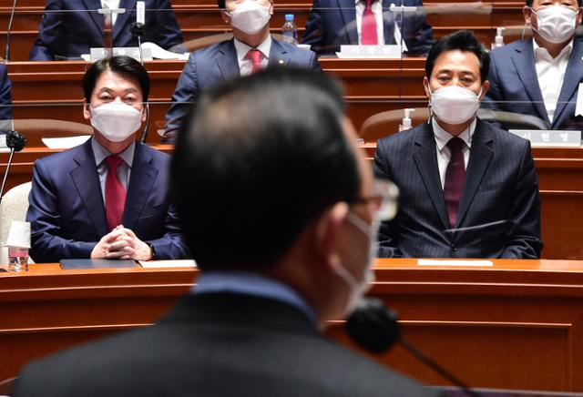 오세훈 후보와 안철수 국민의당 대표가 24일 국회에서 열린 국민의힘 의원총회에서 주호영 원내대표의 발언을 듣고 있다. 오대근 기자