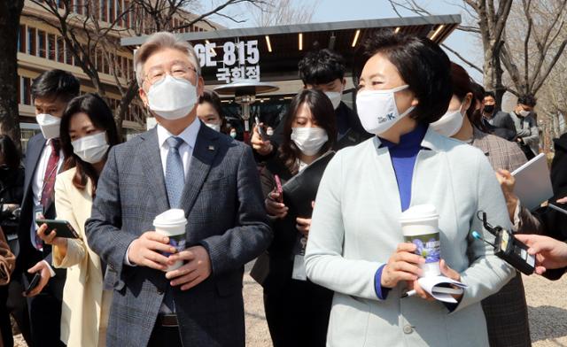 이재명 경기도지사가 24일 서울 여의도에서 열린 '일산대교-미시령-마창대교 공정한 민자도로 운영 방안' 토론회에 참석한 뒤 국회를 방문, 더불어민주당 박영선 서울시장 후보와 대화하고 있다. 연합뉴스