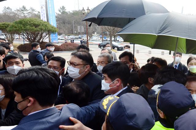 김종인 국민의힘 비상대책위원장이 24일 오전 광주 북구 국립5·18민주묘지를 찾아 묘역으로 이동하던 도중 광주전남 대학생 진보연합 관계자들이 양심의 가책은 느끼냐고 항의하면서 경찰과 충돌을 빚고 있. 뉴스1