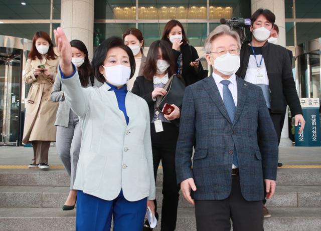 이재명 경기도지사와 박영선 더불어민주당 서울시장 후보가 24일 서울 여의도 국회 의원회관을 나서고 있다 국회사진기자단