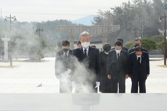 김종인 국민의힘 비상대책위원장이 24일 오전 광주 북구 국립 5·18 민주묘지에서 참배를 하고 있다. 뉴스1