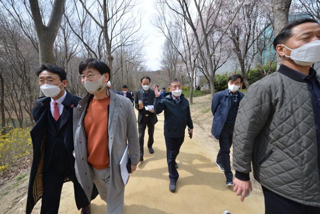 이천식(가운데) 수목원관리사무소장이 24일 방문객들에게 흙길 조성 계획을 설명하고 있다. 전준호 기자