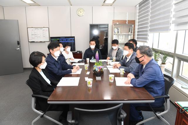 오규석 기장군수(오른쪽 첫 번째)가 24일 대전시 소재 한국철도공사를 방문, 기장군 내 KTX 이음 노선 신설(정차)역 유치를 건의하고 있다.