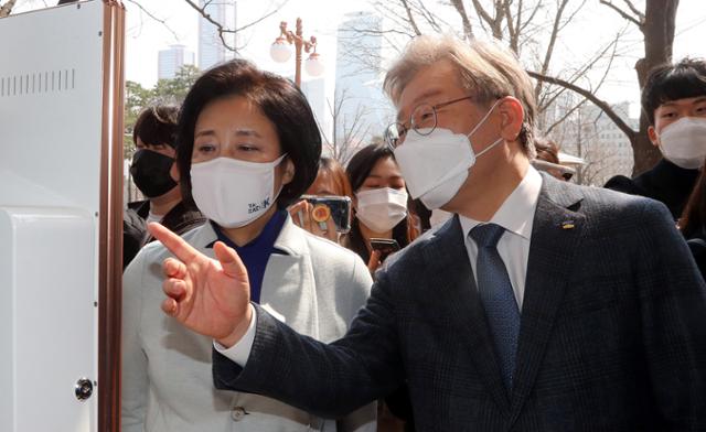 이재명 경기도자사가 24일 국회에서 열린 일산대교-미시령-마창대교 공정한 민자도로 운영 방안 토론회에 참석한 뒤 박영선 더불어민주당 서울시장 후보를 만나 대화하고 있다. 국회사진기자단