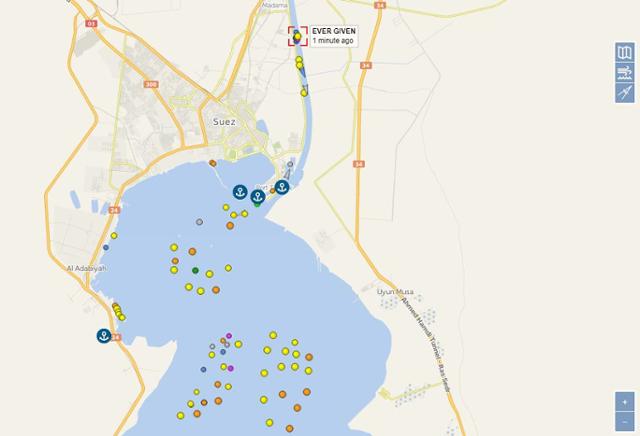 수에즈 운하에 대형 컨테이너 선박이 좌초돼 운항에 차질을 빚고 있다. 사진은 선박 감시 사이트(Vesselfinder.com)에 예인선들이 작업 중인 모습과 발 묶인 선박들의 모습이 표시되고 있다. vesselfinder.com 캡처