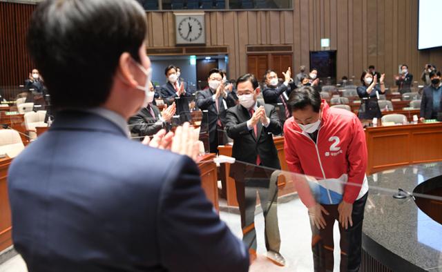 오세훈(오른쪽) 후보가 24일 국회에서 열린 의원총회에서 숫자 2번이 적힌 당 선거점퍼를 입고 안철수 국민의당 대표에게 허리 숙여 인사하고 있다. 오대근 기자