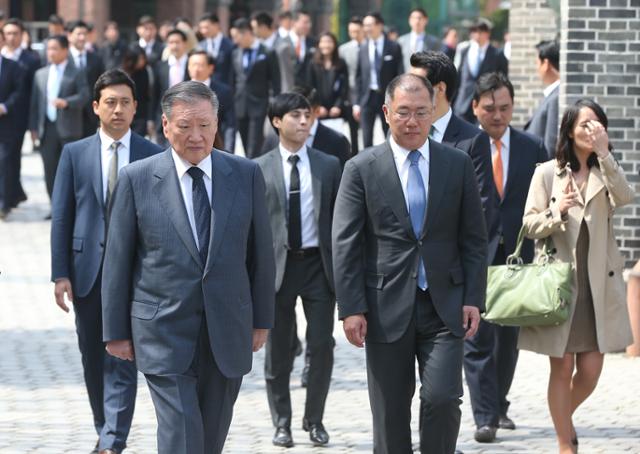 2016년 4월 15일 정몽구 현대자동차그룹 회장(앞줄 왼쪽)과 정의선 부회장이 서울 명동성당에서 열린 정성이 이노션 고문의 아들 선동욱씨의 결혼식에 참석해 이동하는 모습. 연합뉴스