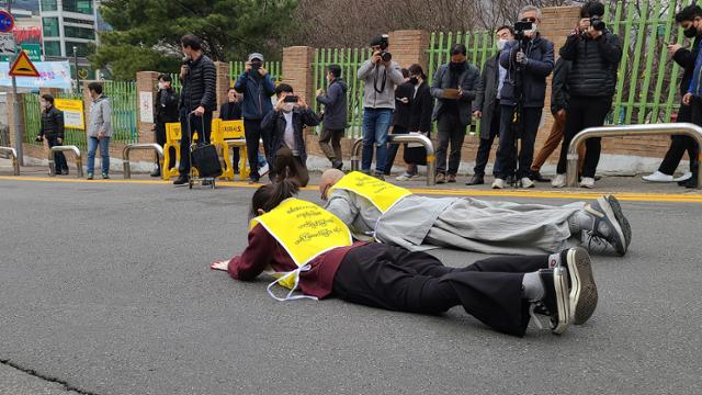 헤이만(31)씨가 이달 12일 오전 서울 한남동의 주한 미얀마대사관 앞에서 종로구 유엔 인권위원회를 향해 오체투지를 시작하고 있다. 김민호기자