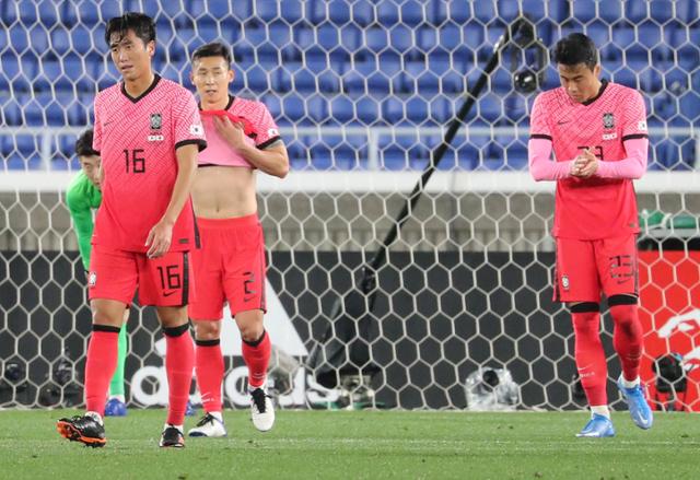 한국 선수들이 25일 일본 가나가와현 요코하마시 닛산스타디움에서 열린 80번째 한일전에서 전반 16분 야마네 미키에게 실점한 뒤 아쉬워하고 있다. 요코하마=연합뉴스