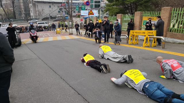 이날의 조계종 사회노동위원회 스님들과 미얀마 청년들은 목적지까지 6km를 오체투지로 나아갔다. 김민호 기자