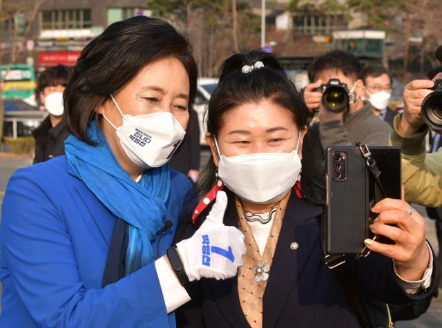 4·7 재·보궐선거운동 첫날인 25일 박영선 더불어민주당 서울시장 후보가 서울 구로구 신도림역에서 출근인사를 하던 중 한 지지자와 사진을 찍고 있다. 오대근 기자