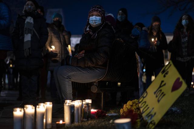 미국 콜로라도주 볼더에서 총격 사건으로 10명이 숨진 다음날인 24일 시민들이 촛불을 켜고 희생자들을 추모하고 있다. 볼더=AFP 연합뉴스