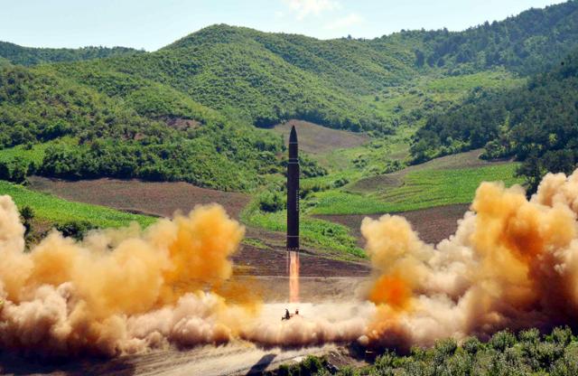 2017년 7월 4일 북한의 대륙간탄도미사일(ICBM) 화성-14형이 발사되는 모습. 연합뉴스