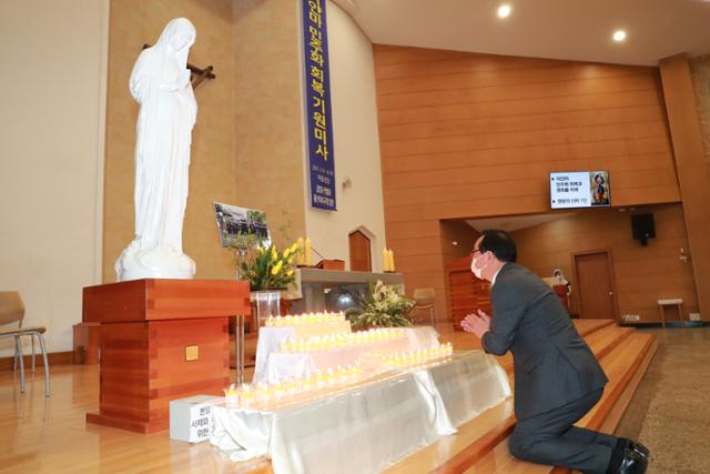 송철호 울산시장이 24일 남구 야음성당서 열린 미얀마 민주화 기원미사에 참석해 촛불봉헌하고 있다.