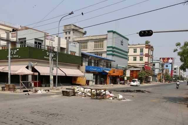 24일 '침묵 파업'이 진행된 미얀마 만달레이 도심. 만달레이=EPA 연합뉴스