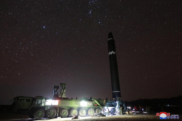 김정은 북한 노동당 위원장이 미사일 발사 지시를 친필명령한 대륙간 탄도미사일(ICBM) '화성-15'가 성공적으로 발사됐다고 조선중앙통신이 2017년 11월 29일 보도했다. 사진은 화성-15형 시험발사 모습. 기사 내용과는 무관.