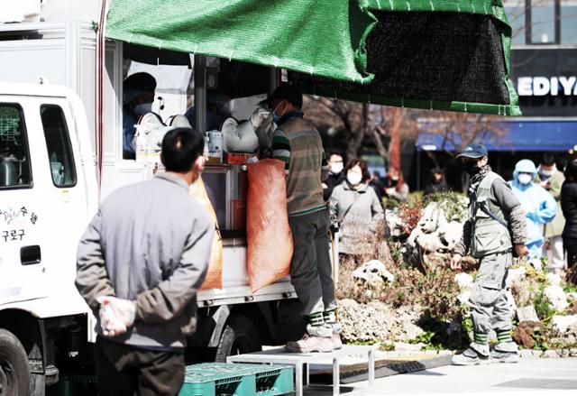 서울 구로역 광장에 마련된 코로나19 임시 선별검사소에서 외국인 근로자들이 진단 검사를 받고 있다. 뉴스1