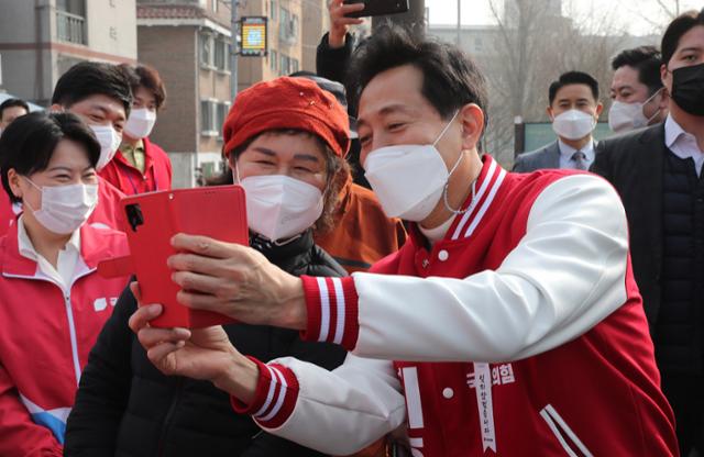 오세훈 국민의힘 서울시장 후보가 26일 오전 서울 양천구 서서울호수공원을 찾아 시민과 셀카를 찍고 있다. 국회사진취재단