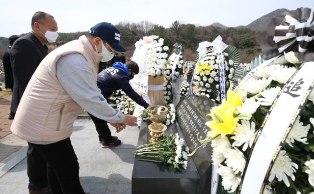 서해수호의 날인 26일 오전 대전 유성구 국립대전현충원 천안함 46용사 묘역을 찾은 시민들이 참배하고 있다. 뉴스1