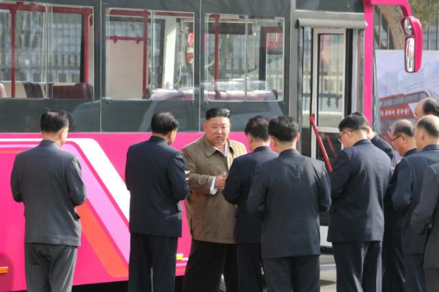 김정은 북한 국무위원장 겸 노동당 총비서가 새로 생산되는 여객버스 시제품을 직접 시승했다고 26일 당 기관지 노동신문이 보도했다. 평양=노동신문 뉴스1