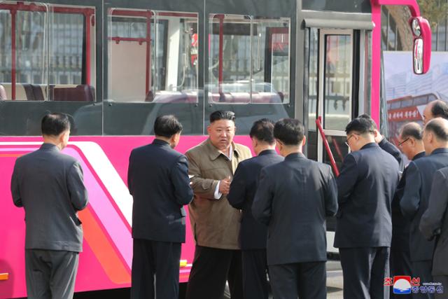 북한 김정은 국무위원장이 25일 평양시민을 위한 여객버스 시제품 생산현장을 방문해 현지 지도하고 있다. 평양=조선중앙통신 연합뉴스