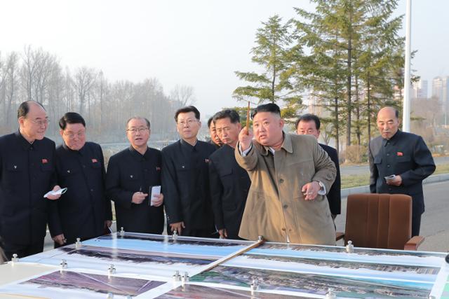 김정은 북한 국무위원장이 평양 보통문 주면 강안지구에서 '호안다락식주택구' 건설 구상을 밝히는 모습. 김 위원장은 25일 '북한판 이스칸데르 개량형' 미사일 발사장 대신 민생행보를 한 것으로 추정된다. . 평양 노동신문=뉴스1