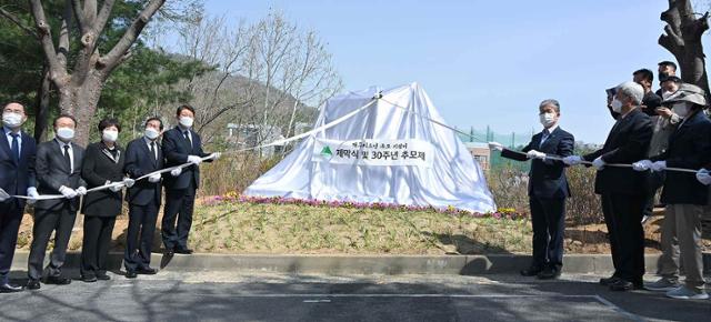 대구 개구리소년 유족과 권영진 대구시장 등 관계자들이 26일 대구 달서구 용산동 와룡산 선원공원에서 '개구리소년 추모 및 어린이안전 기원비'를 제막하고 있다. 대구시 제공