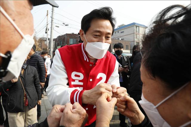 국민의힘 오세훈 서울시장 후보가 26일 오전 서울 양천구 서서울호수공원에서 지지자들과 인사를 나누고 있다. 국회사진기자단